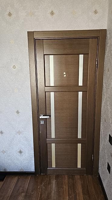 3 ədəd mdf otağ qapısı, 3 ədəd taxta qapı, 1 ədəd setqalı plastik