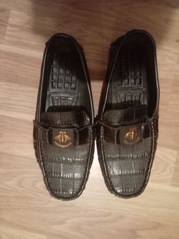 yuxuda qirmizi papaq gormek: Kişi geyim dəsti - Qara sweatshirt: dairəvi yaxa, uzunqol, sinədə ağ — 5