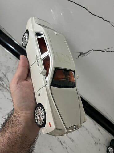 домики для кукол: Miqyaslı model avtomobil – ağ rəngdə, portağal salonlu lüks sedan. - — 2