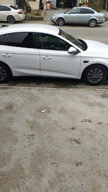 diffuser satisi: Arenda BYD Qin Plus DM-i sedan - Kuzov: ağ rəng, aerodinamik fastback — 3