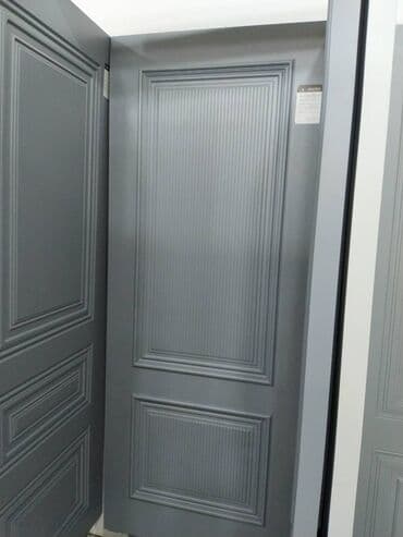 qapi seyf: Ağ rəngli, panelli dizaynlı qapı. Müasir interyerlər üçün uyğun — 1