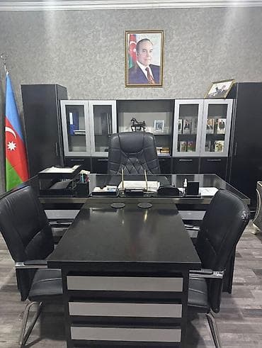 suni otlar: Ofis mebel dəsti - Rəhbər üçün geniş yazı masası: parlaq qara üst — 1