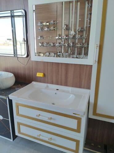 moydadır: Ağ rəngli hamam mebeli şkafı, iki geniş siyirmə ilə təchiz olunmuşdur — 1