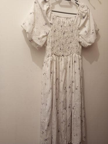 Ağ rəngdə, bənövşəyi çiçək naxışlı yay donu. - Model: midi uzunluq — 7