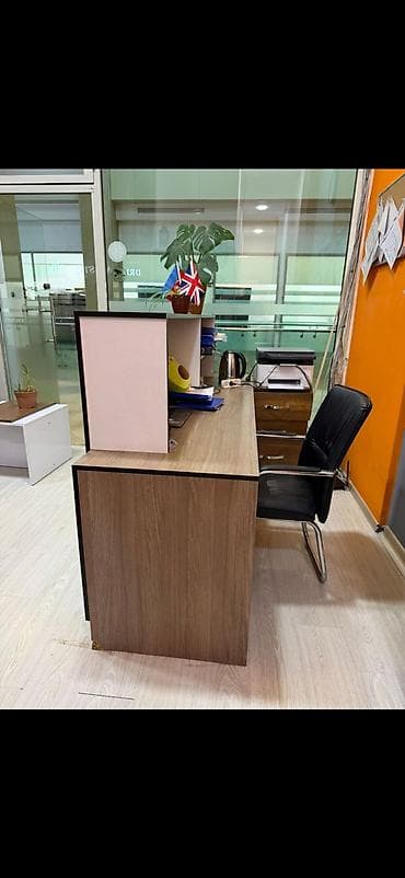 nejavik stol: Resepsiyon/qarşılama masası – ofis üçün - Dizayn: Ağ ön panel və ağac — 2