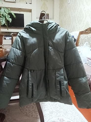 kurtka kişi: Qadın üçün qışlıq paltar – kapüşonlu, boz-yaşıl rəngli şişmə gödəkçə — 2
