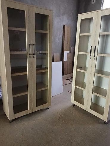 Şüşə qapılı kitabxana/dolablər – taxta fakturalı və ağ rəng