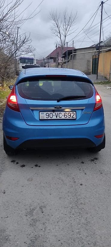 Ford Fiesta, mavi rəng, 5 qapılı hetçbek. Xüsusiyyətlər: - Avtomatik — 3