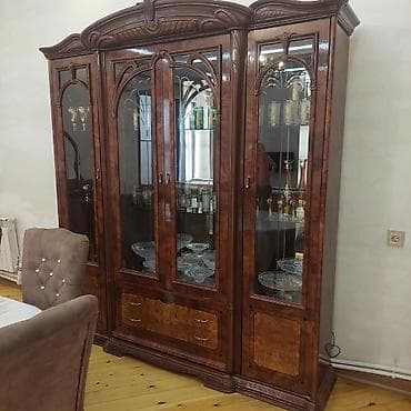 qonag mebeli: Qonaq otağı üçün klassik üslubda mebel dəsti təqdim olunur. Dəstə — 2