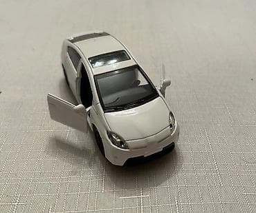 oyuncaq traktor: Qara rəngli Toyota Prius metal kolleksiya modeli - Miqyas: təxmini — 4