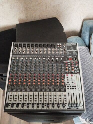 OSəhnə və tədbirlər üçün peşəkar səs paketi - Mikser: Behringer
