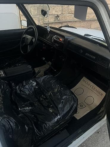vaz 2101: VAZ 2107 sedan – ağ rəngli, klassik kuzov dizaynı ilə. Azərbaycan — 6