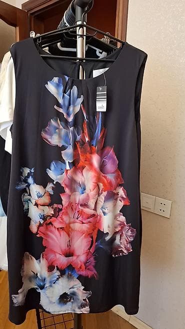 libas: Wallis qadın paltarı - Model: qolsuz, düz kəsim, dairəvi yaxalıq - — 1