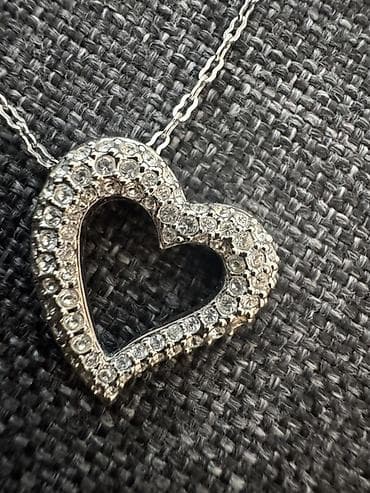 Boyunbağılar: Gümüş rəngli zəncir üzərində ürək formasında kulonlu boyunbağı. - — 3