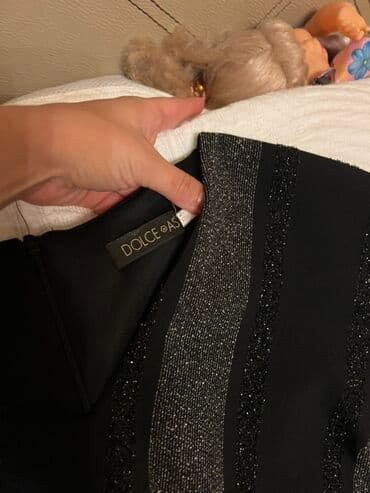 dəbli ziyafət geyimləri: Qara-boz zolaqlı qadın paltarı - Brend: Dolce & As - Model — 3