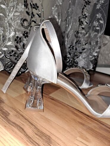 ev üçün qadın şap şapları baletkalar: Gümüşü rəngdə qadın sandaleti - Açıq burunlu, tək zolaqlı model - — 4