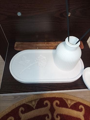 Kiçik dekorativ əşyaları, məsələn, şamlar, vazalar, zərgərlik əşyaları — 9