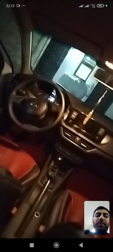 Физика: Skoda Scala (ağ rəng) – praktik və geniş şəhər sedan/hetçbek. Xarici — 3