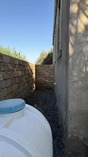 zabratda ev: Satılır: hasarlı həyəti olan fərdi yaşayış evi - Tikili: 2 mərtəbəli — 5