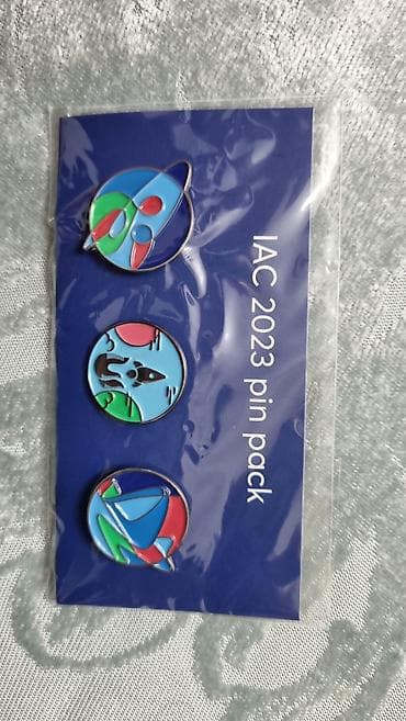 Аксессуары: Məhsul: Koleksiya nişanları (pinlər) dəsti Təsvir: - IAC 2023 Pin — 1