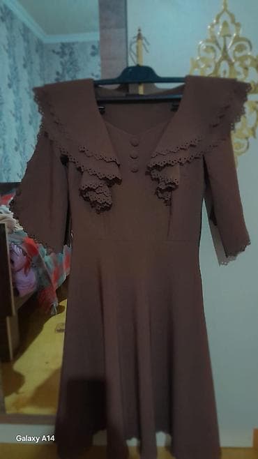 Qəhvəyi rəngdə zərif qadın paltarı - Model: A-kəsim, beldən aşağı