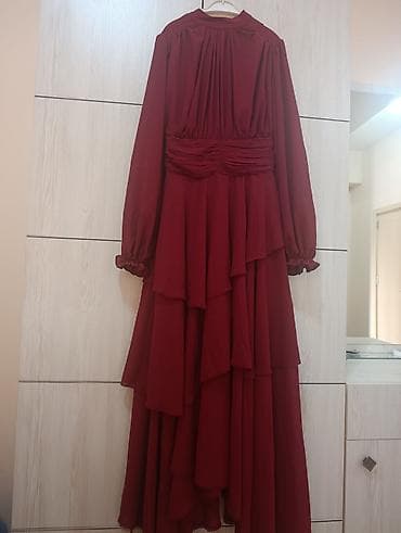 Bordo rəngdə uzun ziyafət/libas geyimi. Geyim butikden 95azne alınıb
