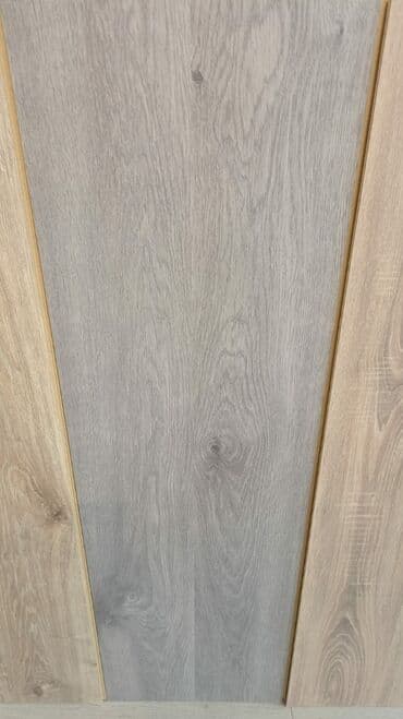 isti pol ucun parket: Məhsul: Laminat döşəmə panelləri - Rəng: Açıq boz (mərkəz) və açıq — 2