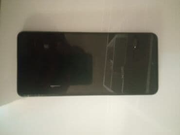 Smartfon – arxa tərəfdə böyük kvadrat kamera adası və 3 ədəd dairəvi