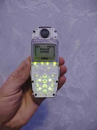 sadə telefon: Nokia 3310 Orginal Antikvar telefondur islekdir birce korpusu yoxdur — 3