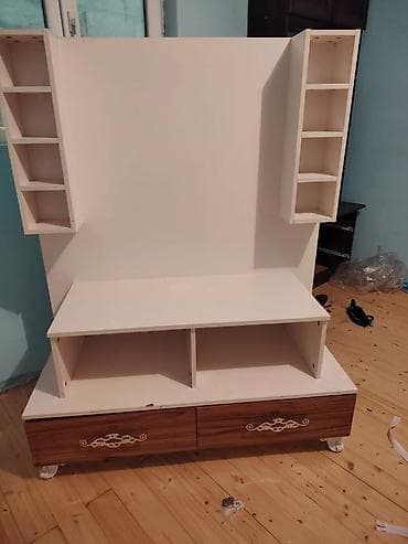 masa desdi: Mebel dəsti – vitrin, TV stendi və güzgülü komod Təsvir: - Üslub: ağ — 2
