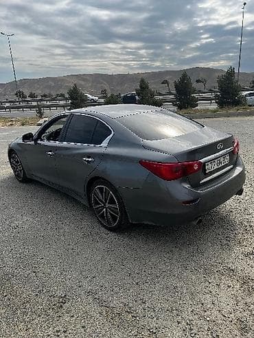 kubota: Infiniti Q50 sedan – boz metallik rəng, dinamik və zərif dizayn — 3