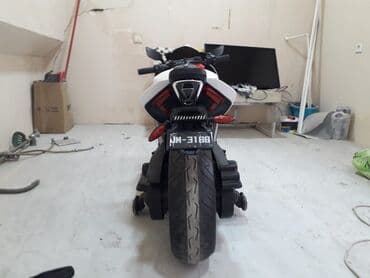 Elektrik motosiklet – sport üslubunda, ağ-yaşıl rəng sxemi ilə — 1