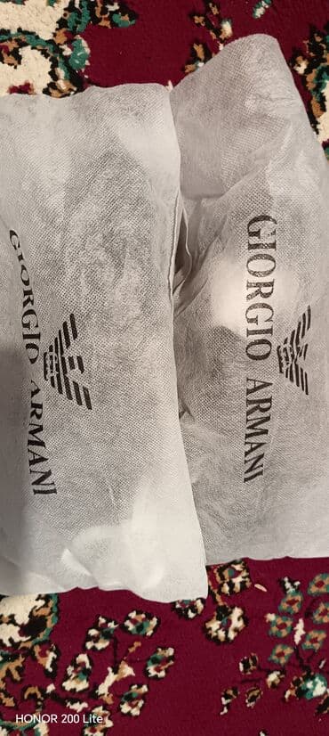 qizil saatlar qadin ucun: Armani kişi krossovkası – klassik qara rəngdə. - Material: yumşaq — 3