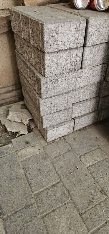 Ağ rəngli, düzbucaqlı formalı beton döşəmə daşları, səthində möhkəm