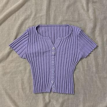 Bənövşəyi rəngdə qısaqollu qadın koftası. - Material: elastik, şaquli lalafo.az -da Bənövşəyi rəngdə qısaqollu qadın koftası. - Material: elastik, şaquli
