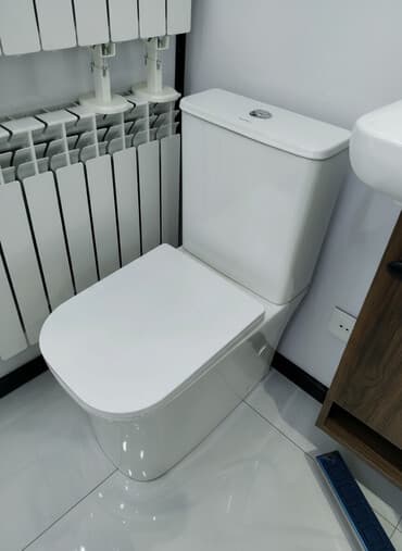 Ağ rəngdə, müasir dizaynlı unitaz təklif olunur. Bu unitazın kompakt