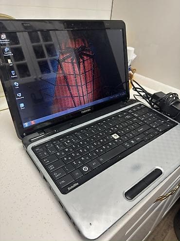 Məişət texnikası: Toshiba Satellite noutbuk - Ekran: təxminən 15.6" LED, parlaq örtük - — 3