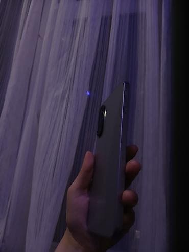 redmi buds 6 active: Smartfon – boz/gümüşü rəng, düz kənarlı korpus, mat arxa panel. - Arxa — 3
