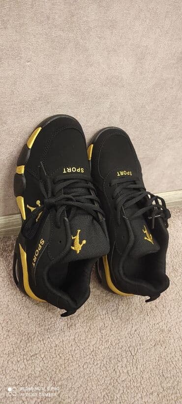 çəkmə kişi: Qara-qızılı idman ayaqqabısı - Dizayn: Qara üstlük, qızılı detallarla — 2