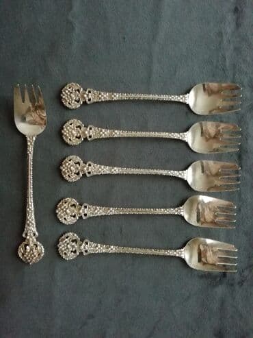 çəngəl qaşıq dəstləri: Altı ədəd gümüş çəngəl dəsti. Hər bir çəngəlin üzərində zərif bəzək — 1