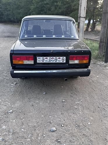 VAZ 2107 sedan - Kuzov: qara rəng, klassik 4 qapılı sedan gövdə. -