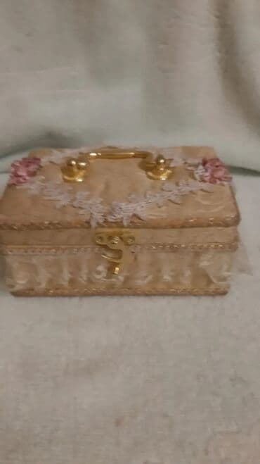 Lamborghini: Şık zərgərlik/qutu - Material: sərt korpus, üstü krem rəngli — 1