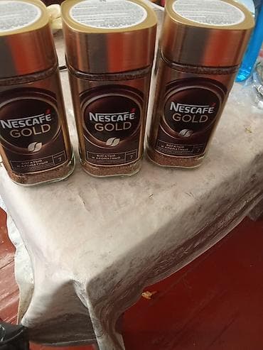 Nescafé Gold həll olunan qəhvə – şüşə qabda, qızılı qapaqlı. Etiket