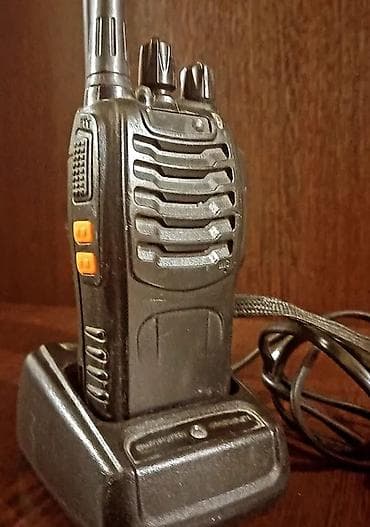 Portativ iki tərəfli rabitə radiosu (walkie-talkie) + şarj stansiyası