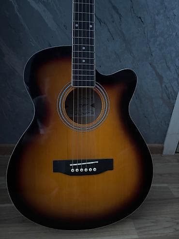 gitara simi: Sniker firmasına aid akustik gitara,alan olsa üstündə çantada — 2