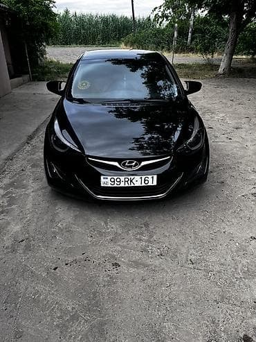 Hyundai Elantra, qara kuzov rəngi ilə. Sedan kuzov, ön hissədə xrom