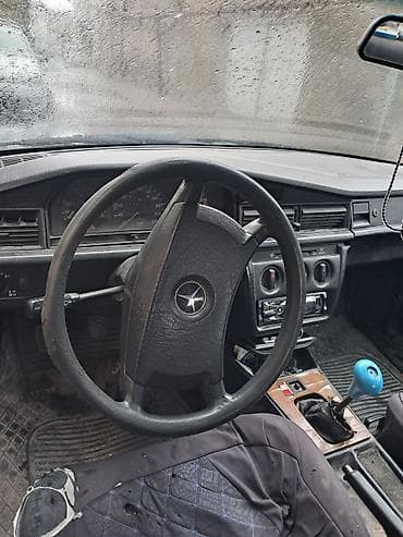 Mercedes-Benz 190 (W201) sedan - Kuzov: 4 qapılı, qara rəng - Salon