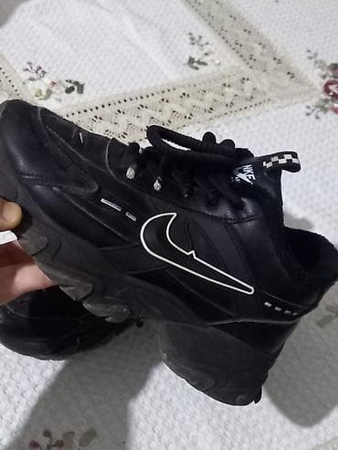 Туфли: Qara idman ayaqqabısı - Rəng: tam qara, ağ konturlu Swoosh loqosu və — 2