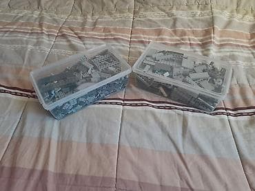 Boz rəng palitrasında LEGO uyğun konstruksiya detallarının qarışıq