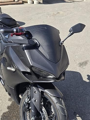 Sport tipli yol motosikleti – qara/boz rəngdə, aqressiv aerodinamik